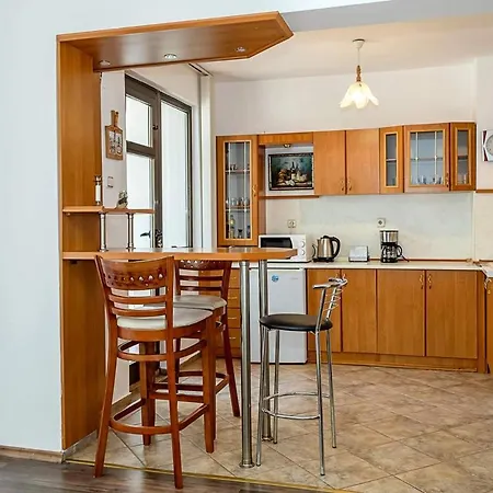 Comfortable 2br Maisonette Near Center By Flat Manаger شقة فارنا