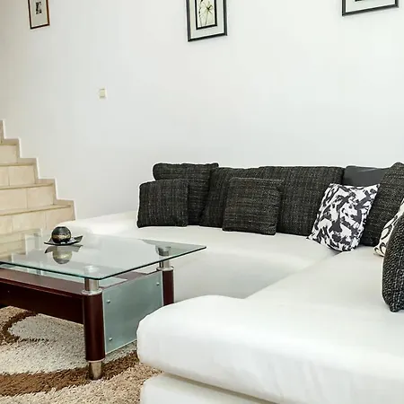 Comfortable 2br Maisonette Near Center By Flat Manаger فارنا